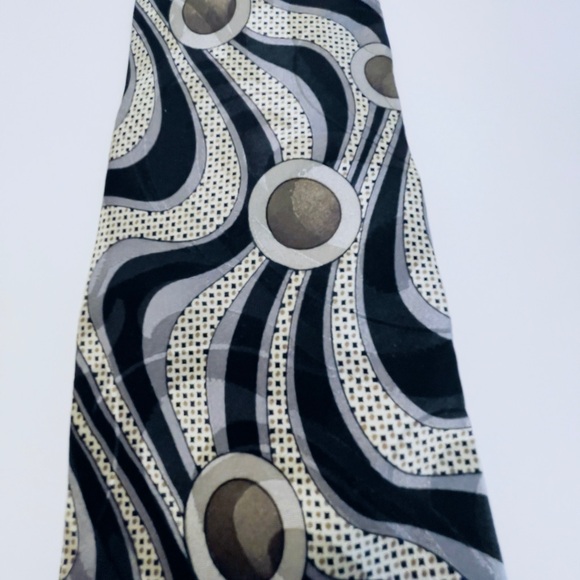 Men's Black and green Patterned Silk Tie - Picture 2 of 3